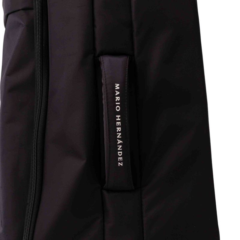 MARIO HERNÁNDEZ - La línea de maletas, bolsos y accesorios de viaje METRO  está hecha en poliéster de 600D, material ligero, compacto y de gran  durabilidad, que es repelente al agua y