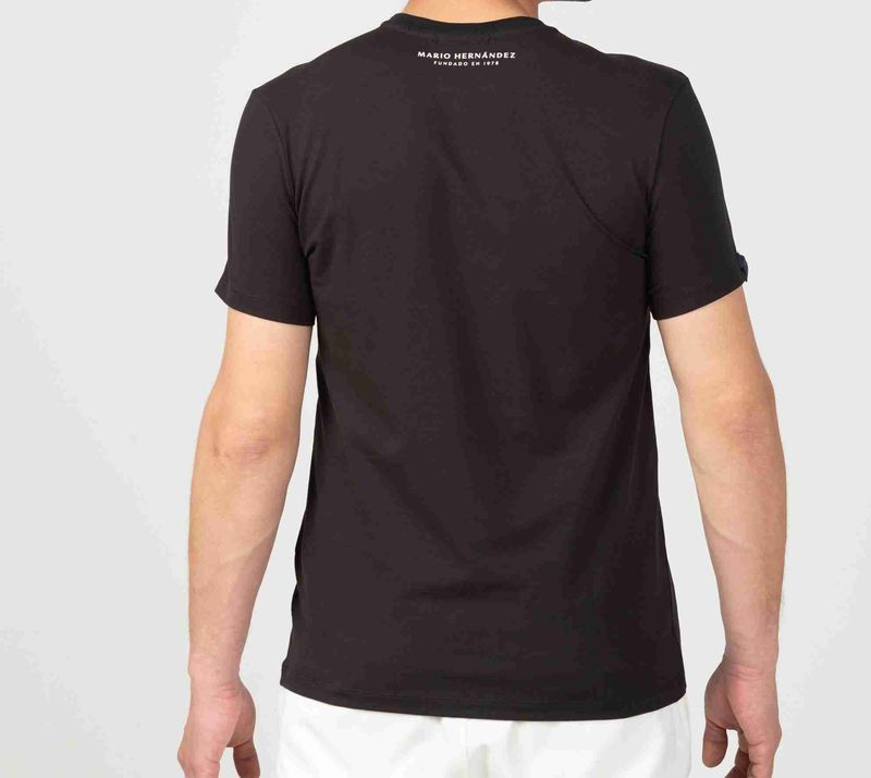 camiseta-monograma-negro-tierra-arriba_3