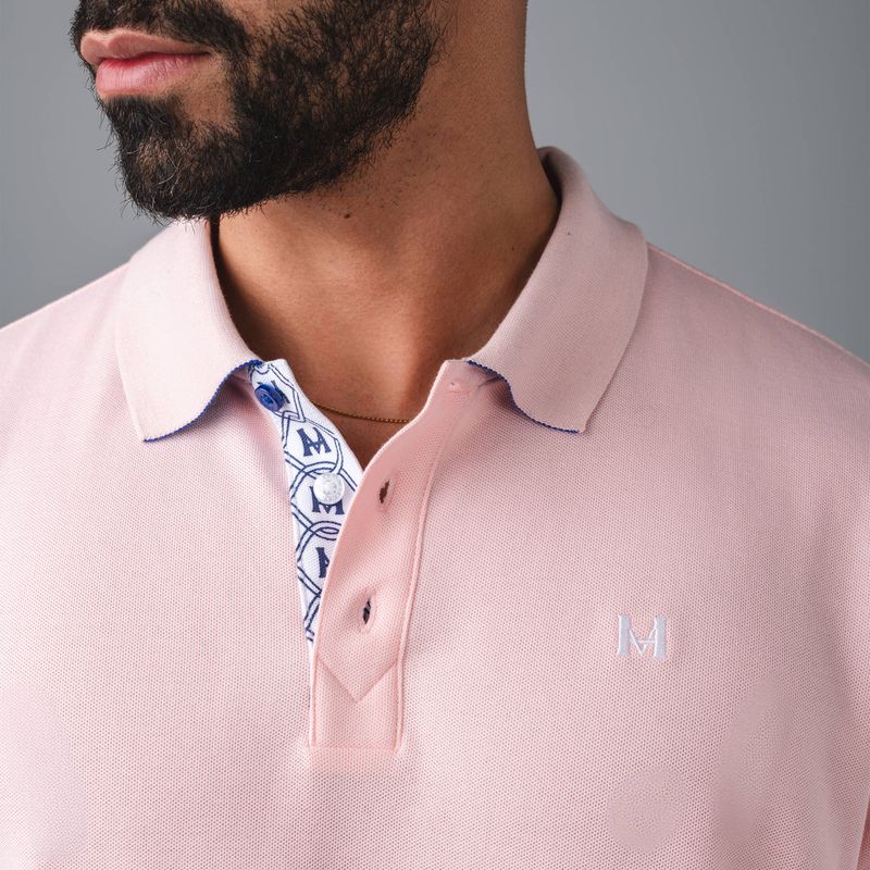 camiseta-polo-insignia-rosado-tierra-arriba_3