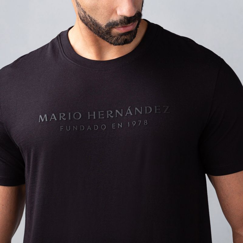 camiseta-elemental-logotipo-negro-tierra-arriba_4