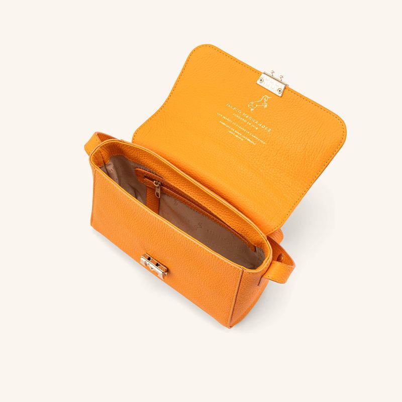 manos-libres-con-tapa-monograma-curcuma-solon-hernandez_4