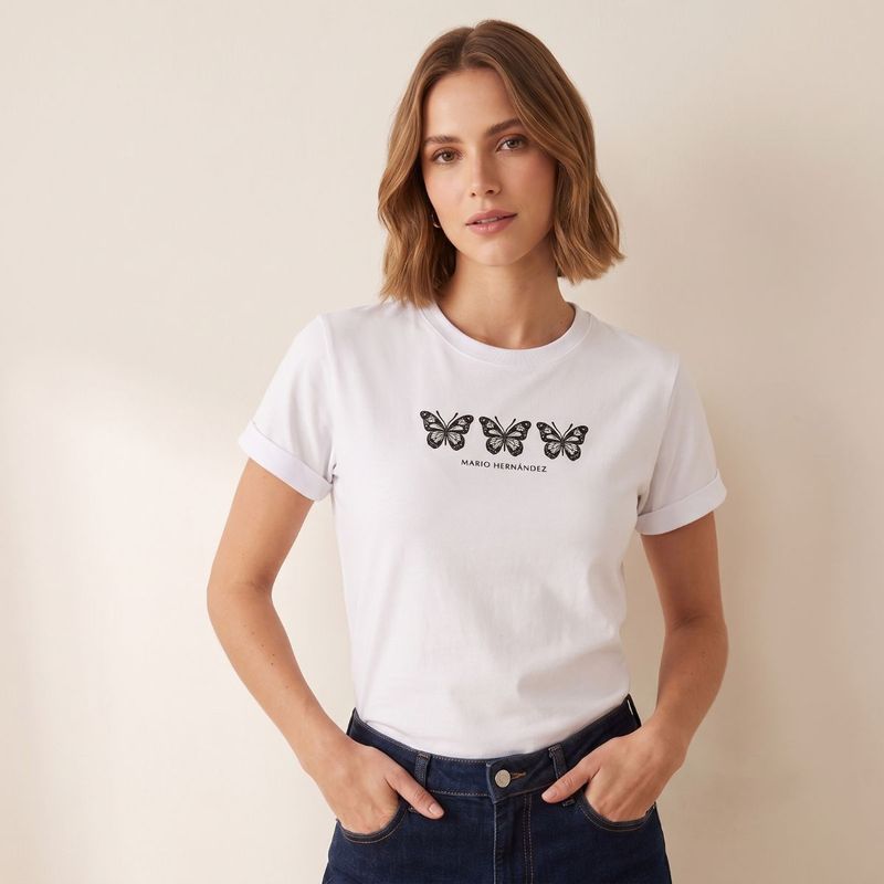 camiseta-aura-blanco-tierra-arriba_modelo