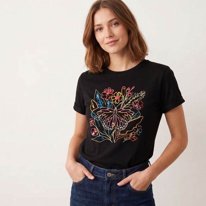 camiseta-cira-negro-tierra-arriba_modelo