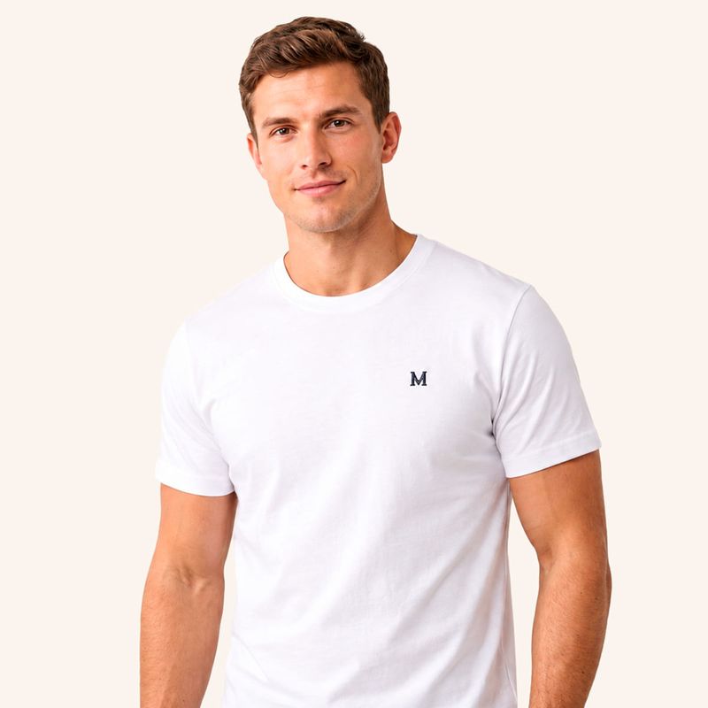 camiseta-origen-blanco-tierra-arriba-modelo