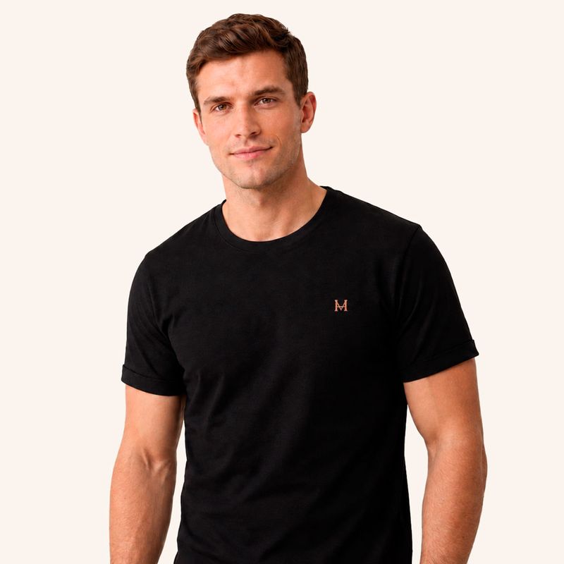 camiseta-origen-negro-arena-tierra-arriba-modelo